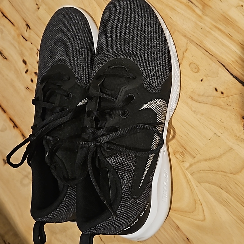 Women's Nike Flex RN size 9